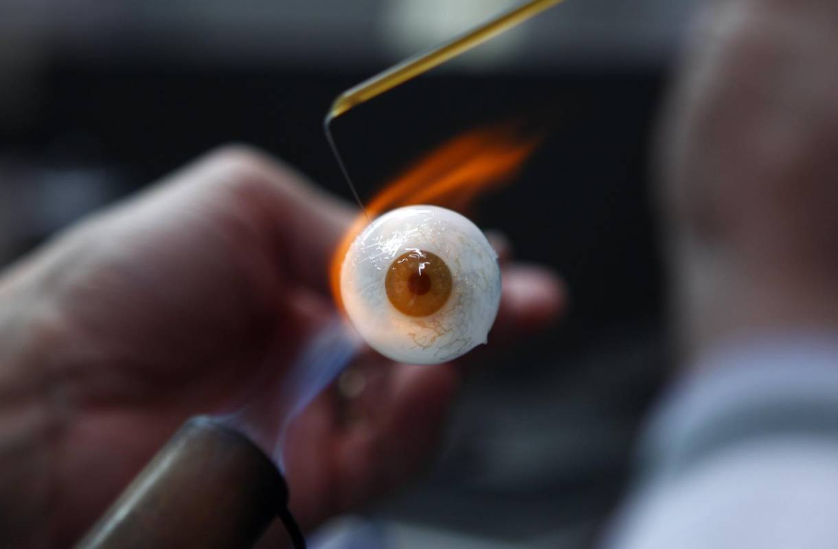 El oculista Gerhard Greiner produce los ojos de vidrio en Munich, Alemania, donde los vende a personas que han perdido la vista por una enfermedad, un trauma o un accidente. Cada ojo de vidrio se tarda una hora en su elaboración y se busca una referencia permanente con el cliente para su color y el dibujo de los vasos sanguíneos. Cada prótesis puede costar 350 euros (1.228.500 pesos) FOTO: MICHAELA REHLE, REUTERS