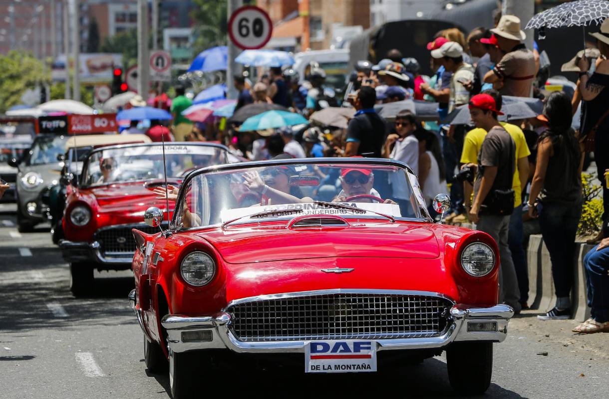 En 20 años de historia, el Desfile de Autos Clásicos y Antiguos ha entregado donaciones por 3.500 millones de pesos a diferentes entidads sin ánimo de lucro en Antioquia. FOTO Julio César Herrera