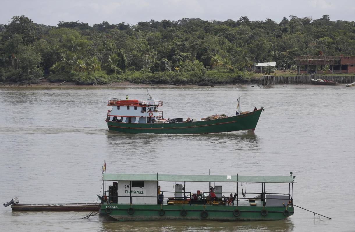El rió Guapí en el pacifico colombiano también es un escenario del recorrido de barcos cargados de víveres para el sustento de los lugareños. Foto: Manuel Saldarriaga Quintero