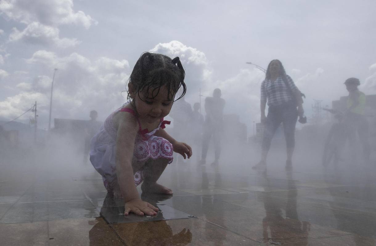 Usuarios disfrutan de Plaza la Niebla, uno de los mayores atractivos del parques del río. Foto: Manuel Saldarriaga Quintero.