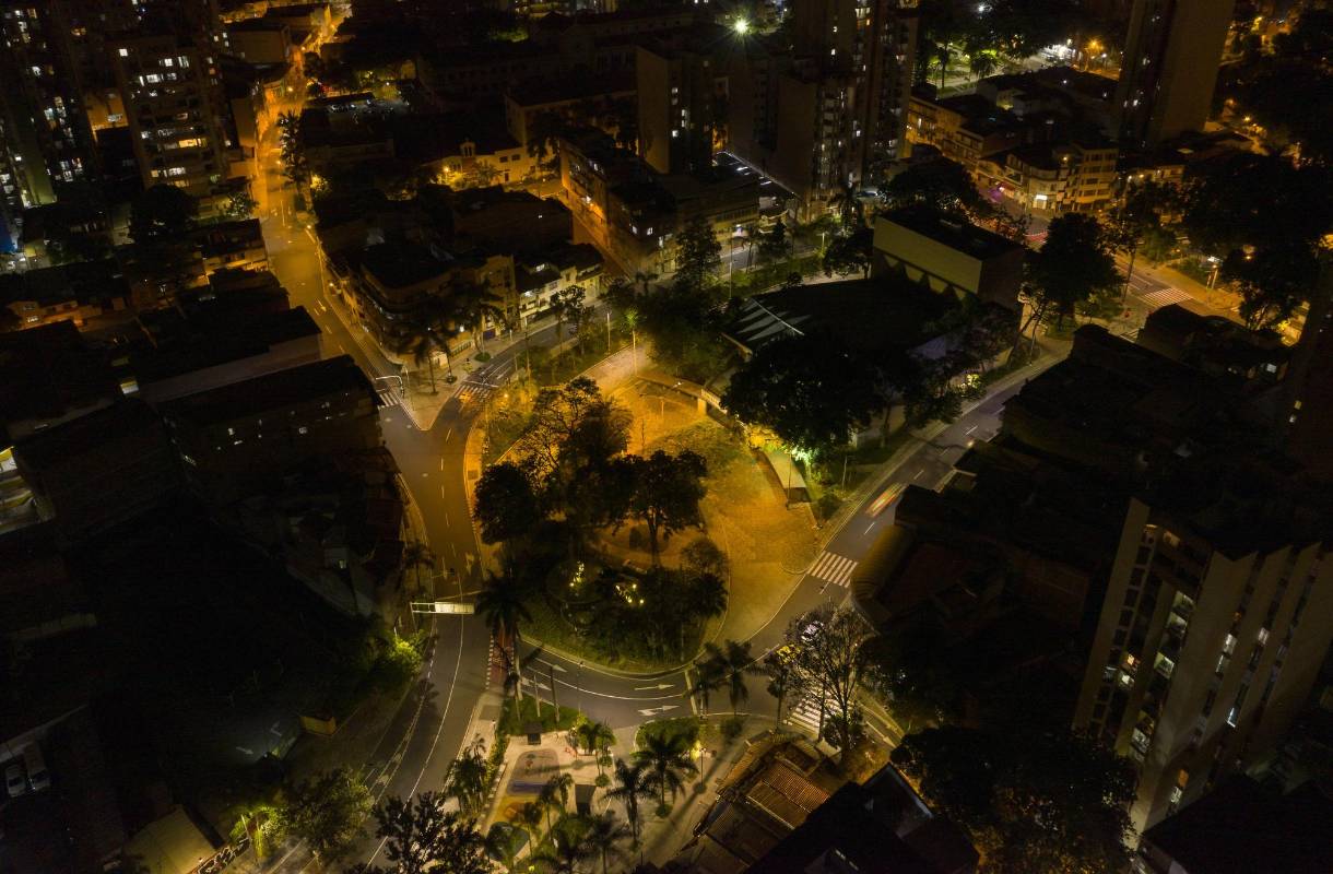 Para este fin de semana se decreta de nuevo la cuarentena, que va desde las 00:00 del viernes 24 hasta las 23:59 del domingo 26 de julio. Así luce Medellín nocturna desde el cielo. Foto: Manuel Saldarriaga Quintero