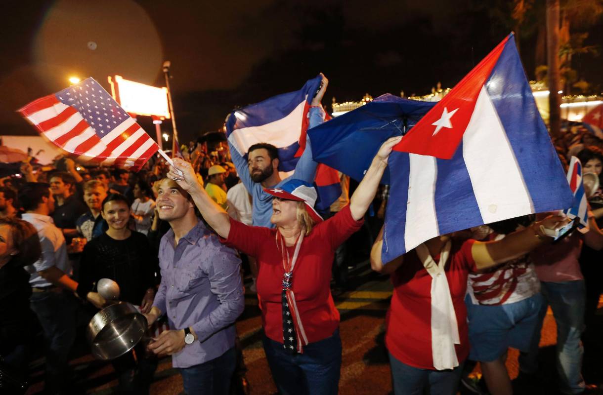 Hombres y mujeres de todas las edades se congregaron en la Calle Ocho, el corazón de la comunidad del exilio cubano. FOTO AFP