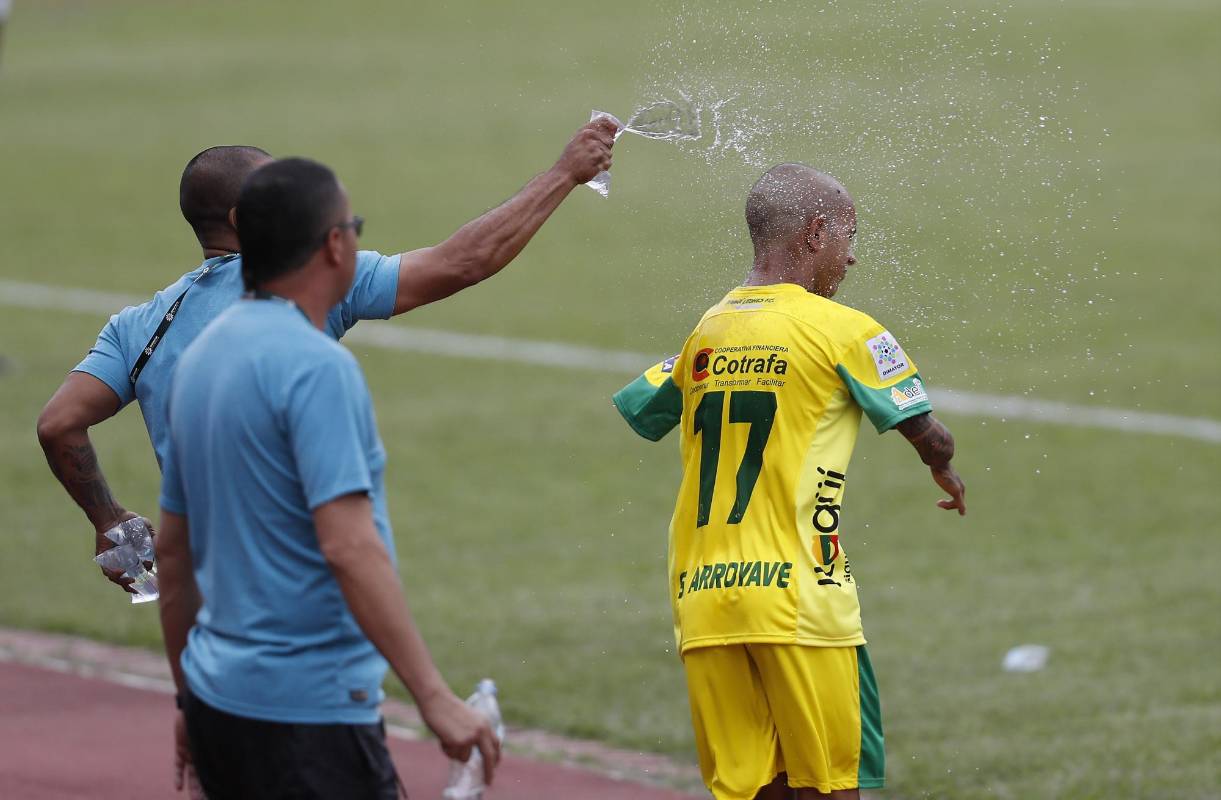 El jugador es animado por miembros del cuerpo técnico, de camino a la cancha, para el debut. Foto: Manuel Saldarriaga
