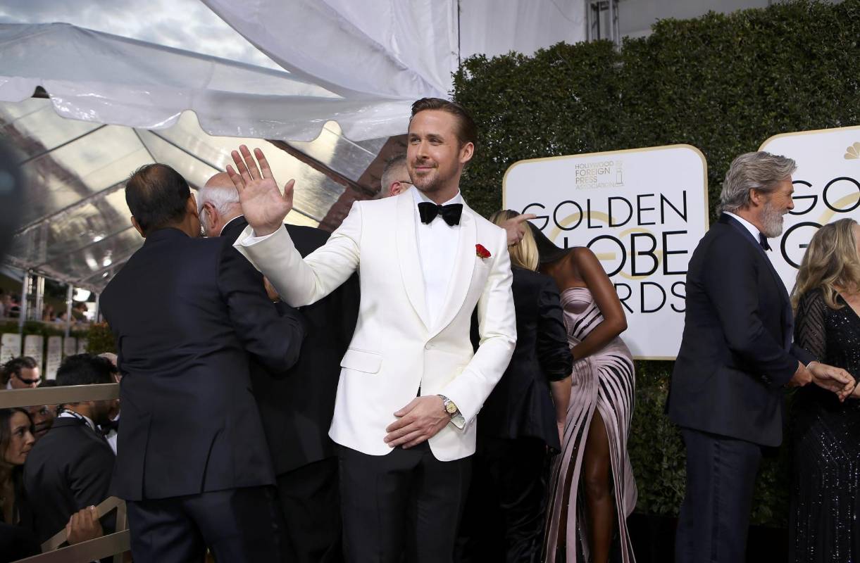 Ryan Gosling escogió un traje blanco para la velada. FOTO Reuters