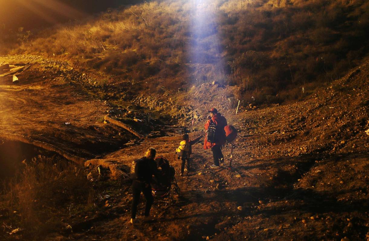 En difíciles condiciones de calor, hambre y deshidratación, los migrantes de Centro y Suramerica tratan de cruzar desde México hacia el norte, bajo el constante asedio de las autoridades norteamericanas que buscan evitar la llegada de estos grupos de familias que no tienen la visa para entrar al país. Foto: REUTERS