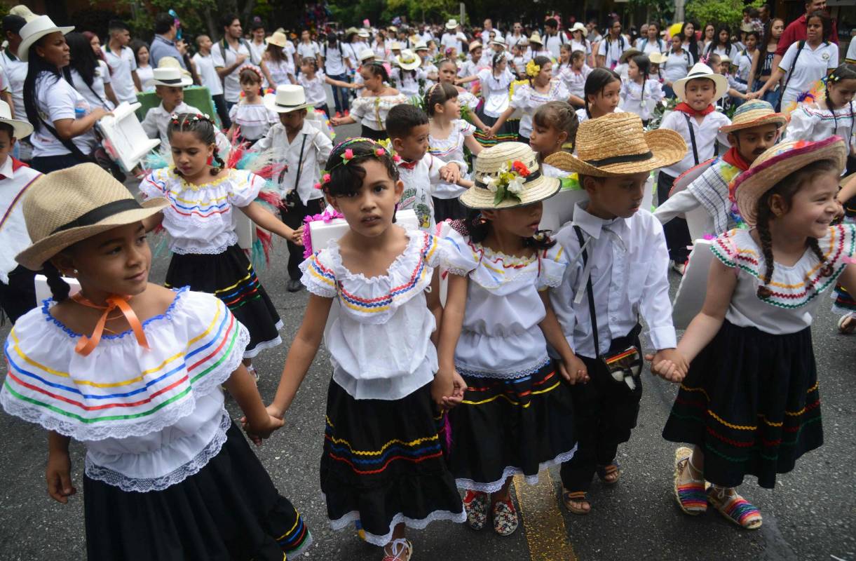 La comparsa de la Corporación de Silleteros de Santa Elena, fue una de las más aplaudidas por la belleza de sus silletas y el compromiso de sus niños, quienes son hijos de silleteros y los encargados de prologar esta tradición. FOTO AFP