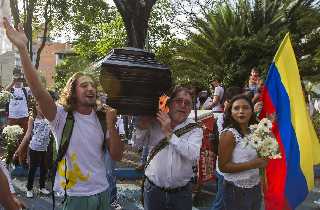 Cientos de personas se congregaron a las afueras del Teatro Pablo Tobón Uribe para presenciar la firma del acuerdo final que se celebró en Cartagena, entre el presidente Juan Manuel Santos y el comandante de las Farc, Rodrigo Londoño. FOTO JAIME PÉREZ