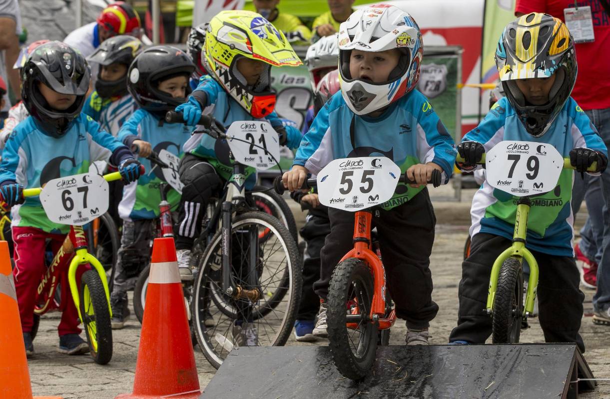 La ternura y la ilusión de los niños se tomó la competencia de push bike del Clásico EL COLOMBIANO. Todos encantaron con su risa y alegría al público asistente. FOTO JAIME PÉREZ