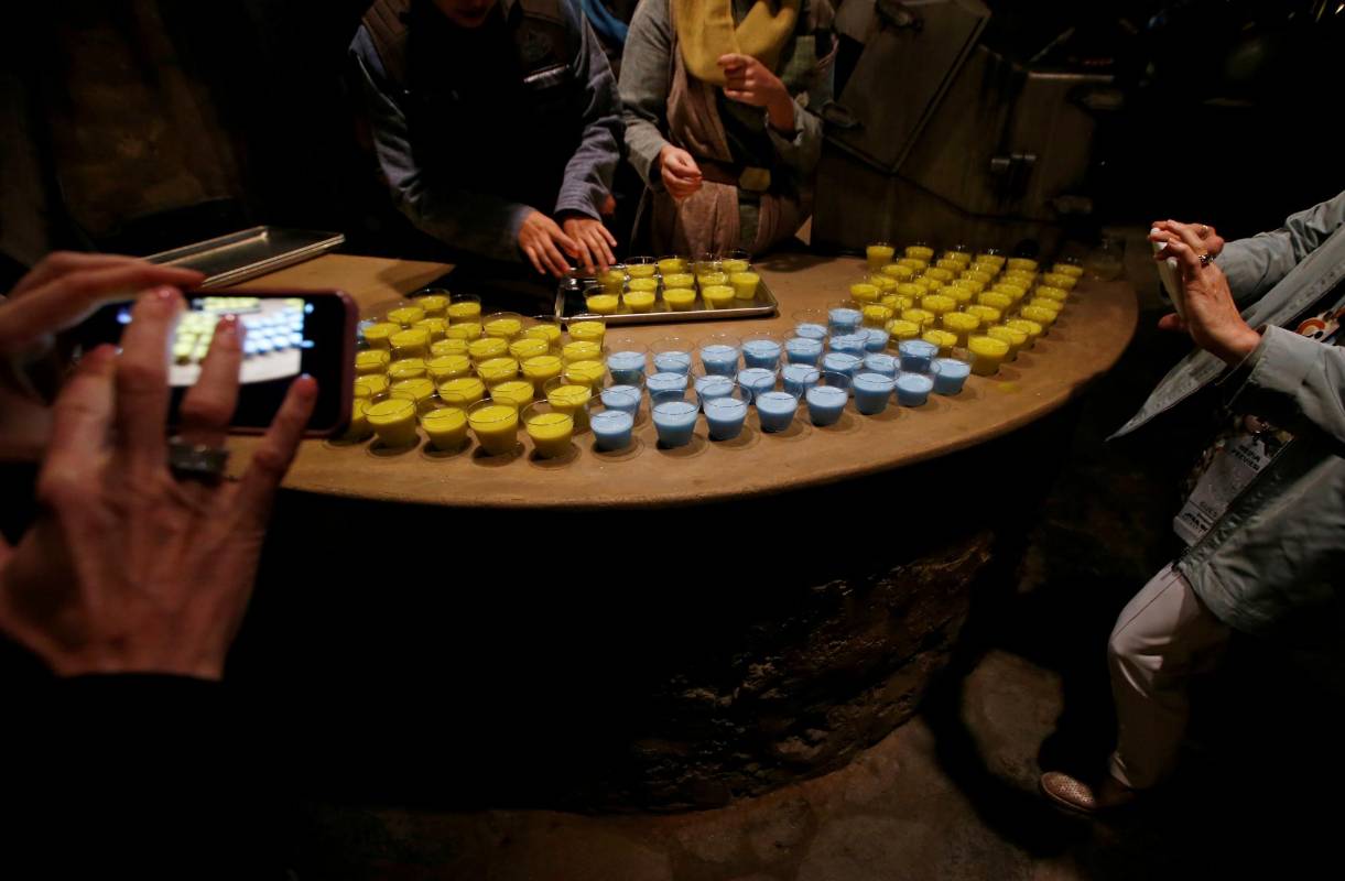 Leche amarilla y azul en Star Wars: Galaxy’s Edge. FOTO Reuters