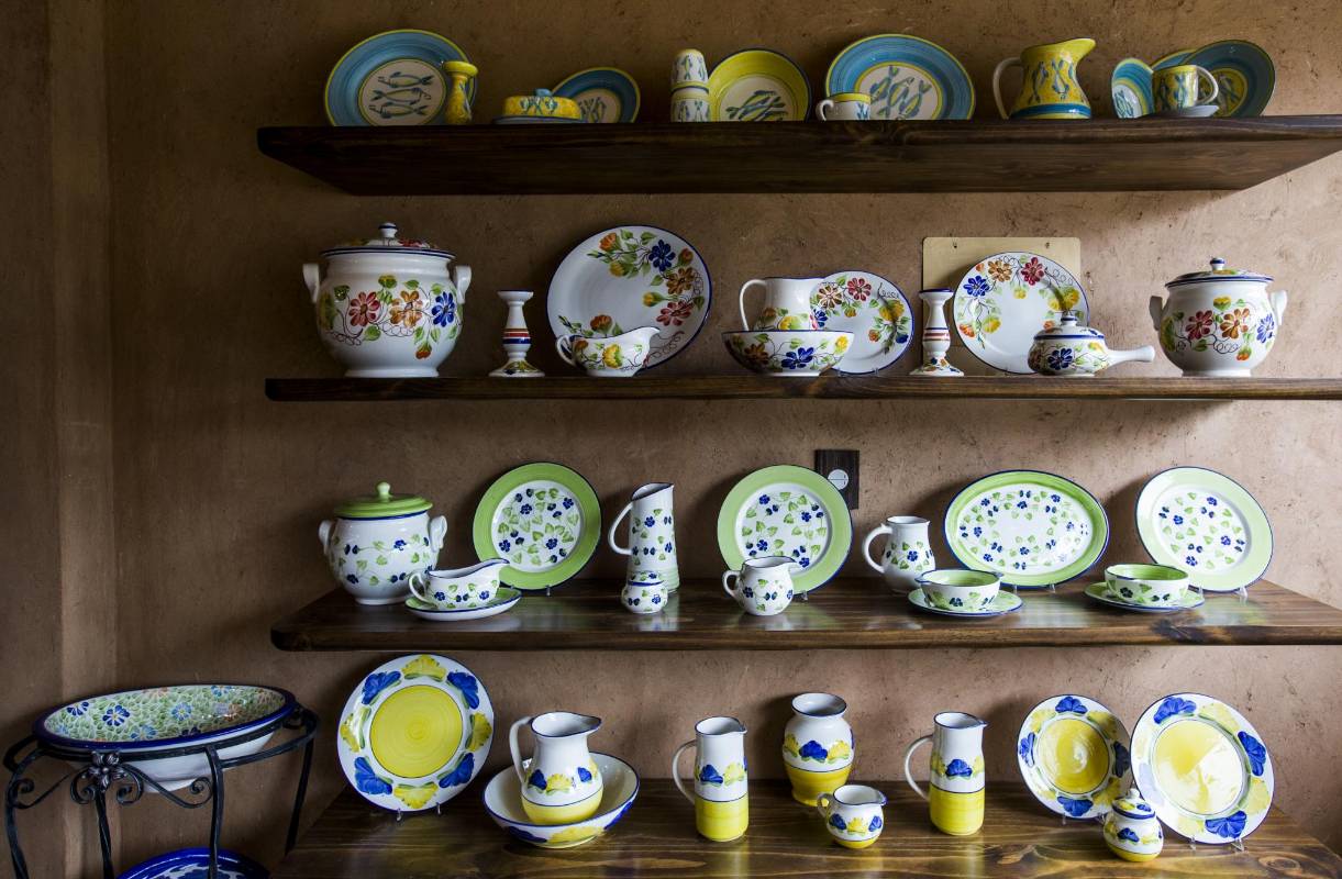 Su venta ya es reconocida en el oriente de Antioquia y atrae a turistas nacionales y extranjeros que pueden visitar los talleres para ver cómo se da forma a las vajillas de colores. Foto: Jaime Pérez