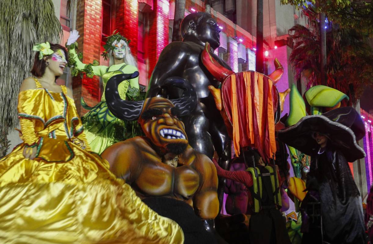 La llorona, el cura sin cabeza, la patasola y otros mitos y leyendas hacen parte del tradicional desfile en la ciudad de Medellín, que es considerado patrimonio cultural inmaterial de Latinoamérica. Foto: Manuel Saldarriaga Quintero