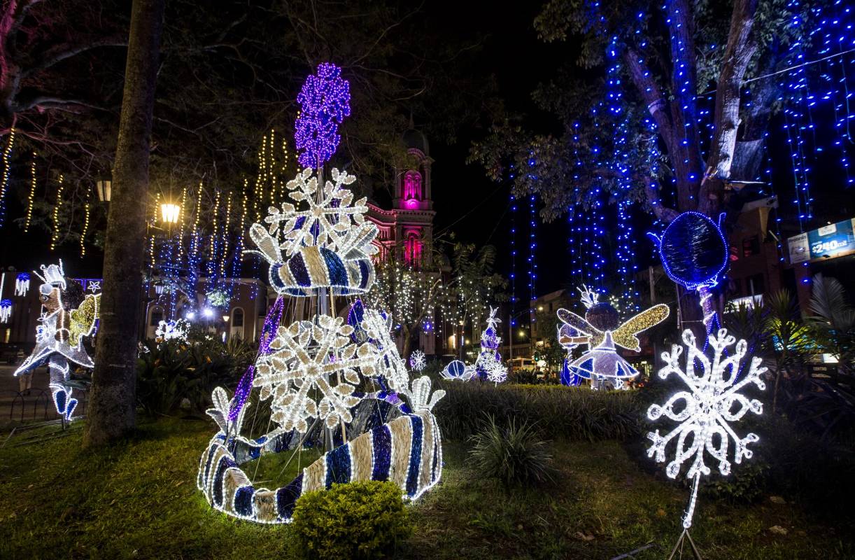 El parque principal y sus árboles recibieron la mayor cantidad de luces del segundo municipio con más población del Valle de Aburrá. Foto: Jaime Pérez
