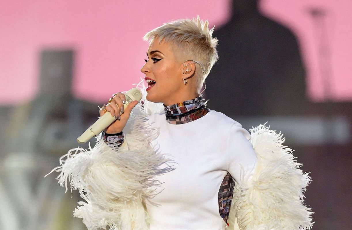 Comprometida Katy Perry con la causa en Manchester. FOTO AFP