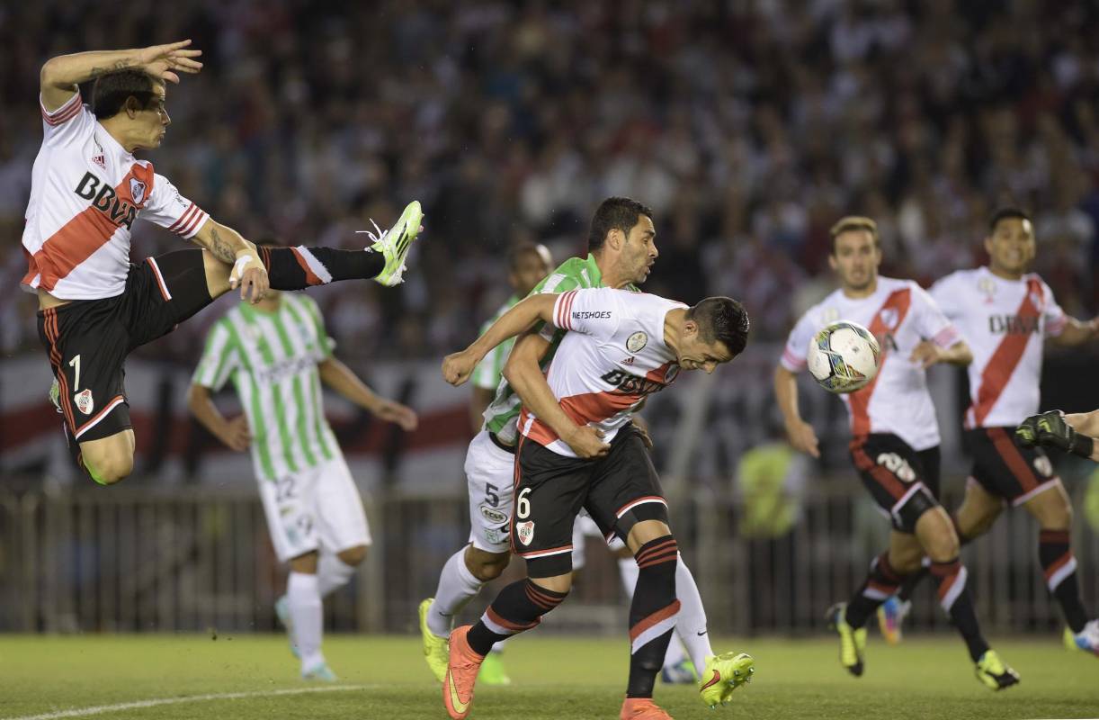 Aunque el primer tiempo entre River Plate y Atlético Nacional no tuvo goles, resultó intenso y muy entretenido. Nacional sufrió mucho en el juego aéreo. FOTO AFP
