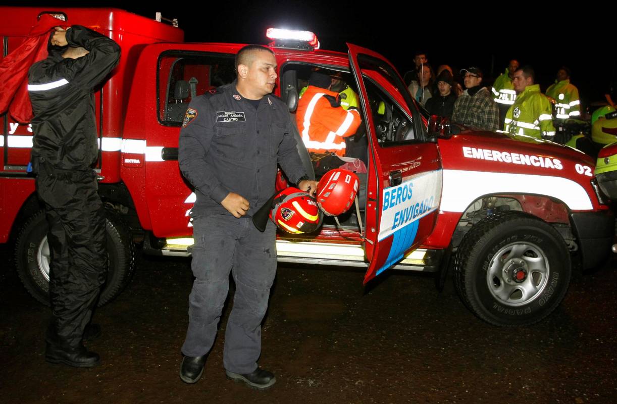 Sobre las 9:35 a.m. un helicóptero militar aterrizó en la zona y despegó minutos más tarde con varios de los cuerpos. FOTO REUTERS