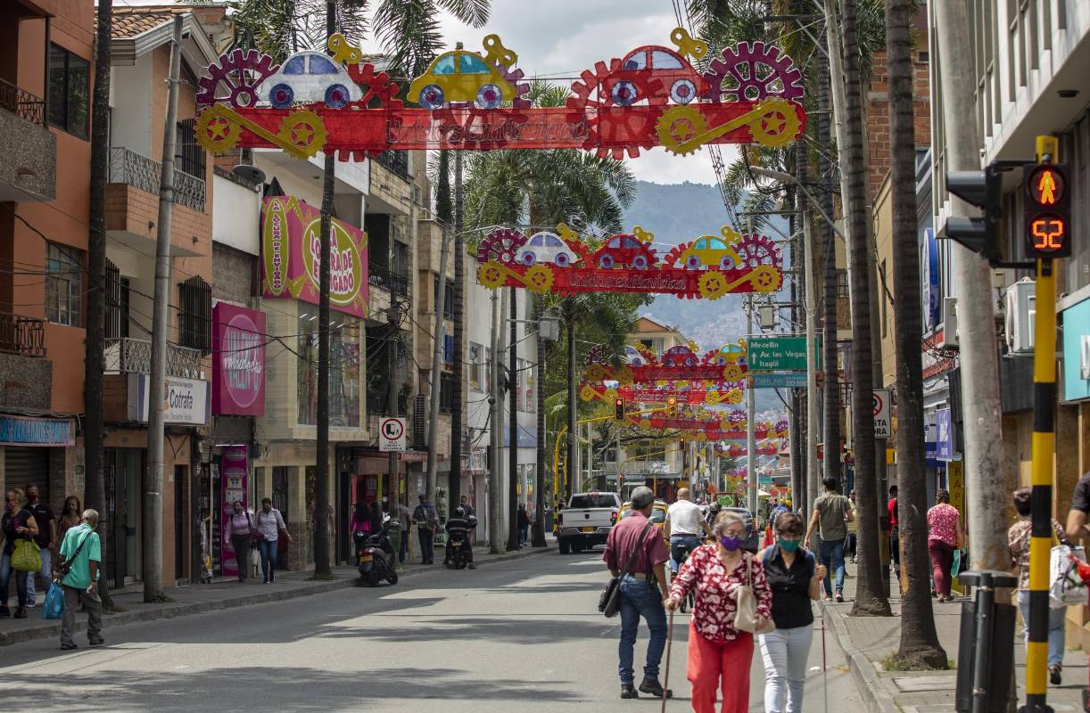 Las calles de Envigado vuelven a tomar vida de una forma diferente para este fin de año. FOTO CAMILO SUÁREZ