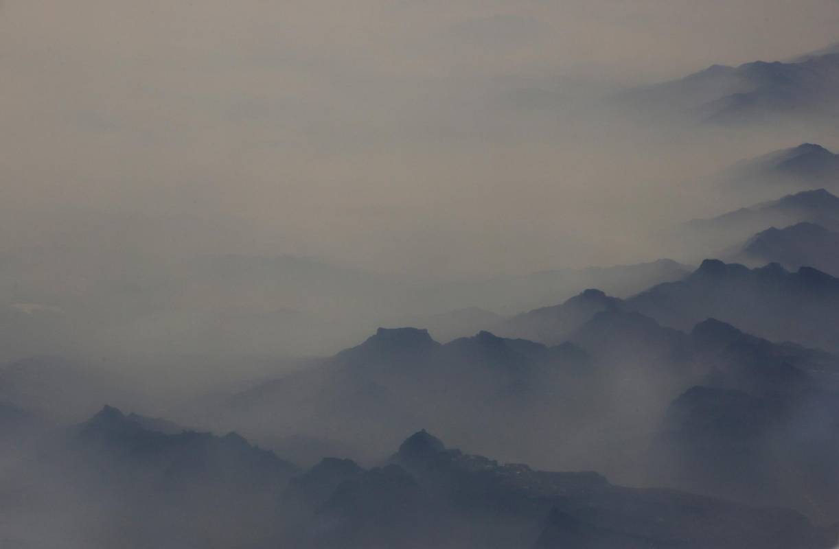 La espesa capa de contaminación que cubrió el noreste de China en los últimos días obligó el domingo a cancelar 309 vuelos y a cerrar todas las autopistas en la ciudad portuaria de Tianjin (al este de Pekín). FOTO Reuters