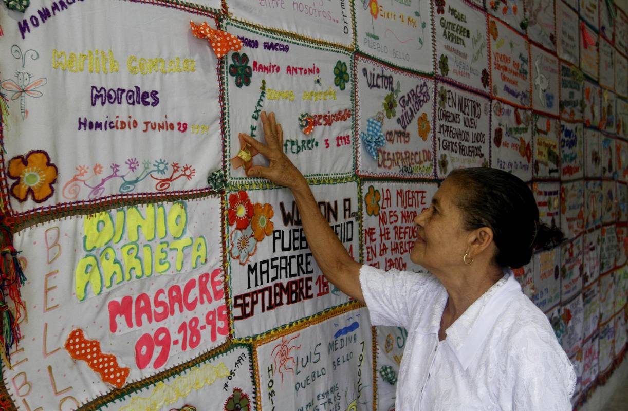 Este telón recuerda las víctimas de la violencia en Pueblo Bello, asesinadas y desaparecidas desde la década del 80. FOTO: Donaldo Zuluaga.