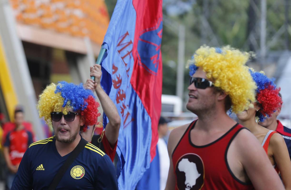 Los colores y la alegría estuvieron presentes durante todo el día en Medellín. La hinchada roja con la fe intacta. FOTO JUAN ANTONIO SÁNCHEZ.