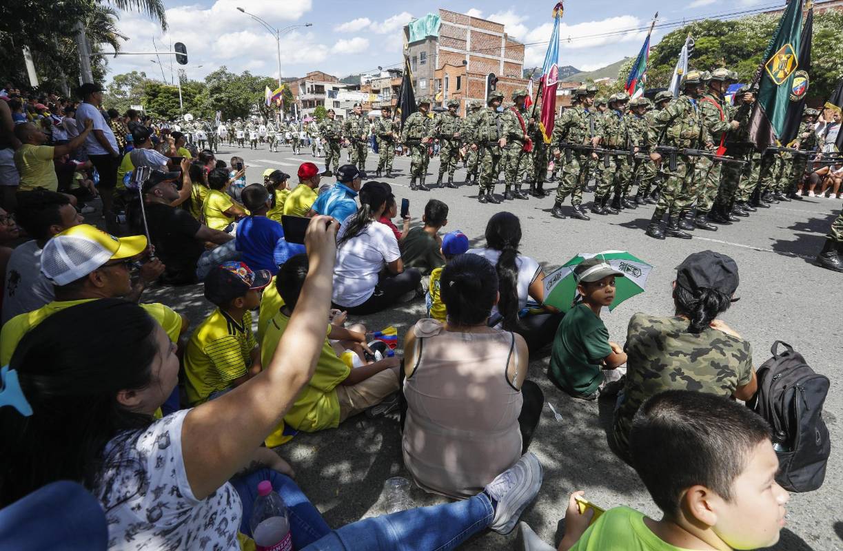 La fiesta de independencia colmó la carrera 70 de Medellín, las Fuerzas Militares, los cuerpos de rescate y los indígenas compartieron con la gente que se volcó a las calles. Foto: Manuel Saldarriaga Quintero.