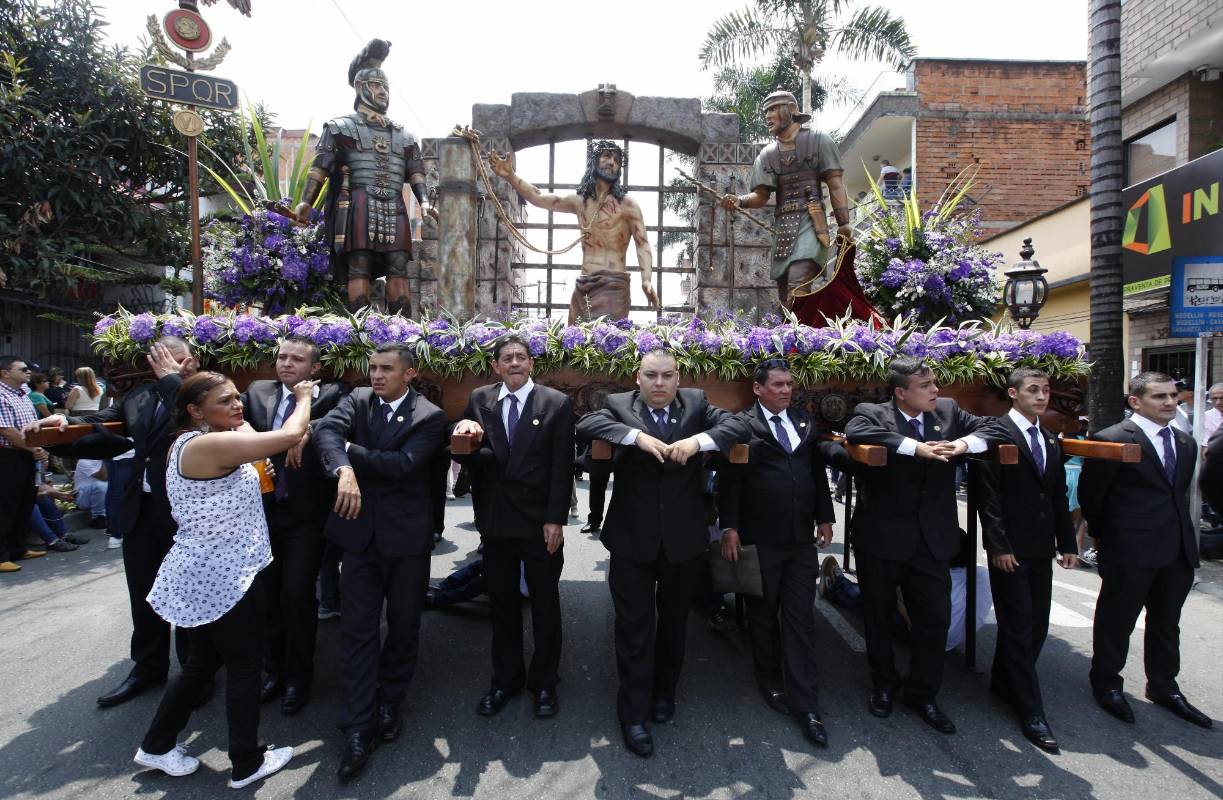 Católicos voluntarios del municipio de Envigado (Colombia) cargaron los pasos durante las procesiones de este viernes. FOTO Manuel Saldarriaga Quintero 