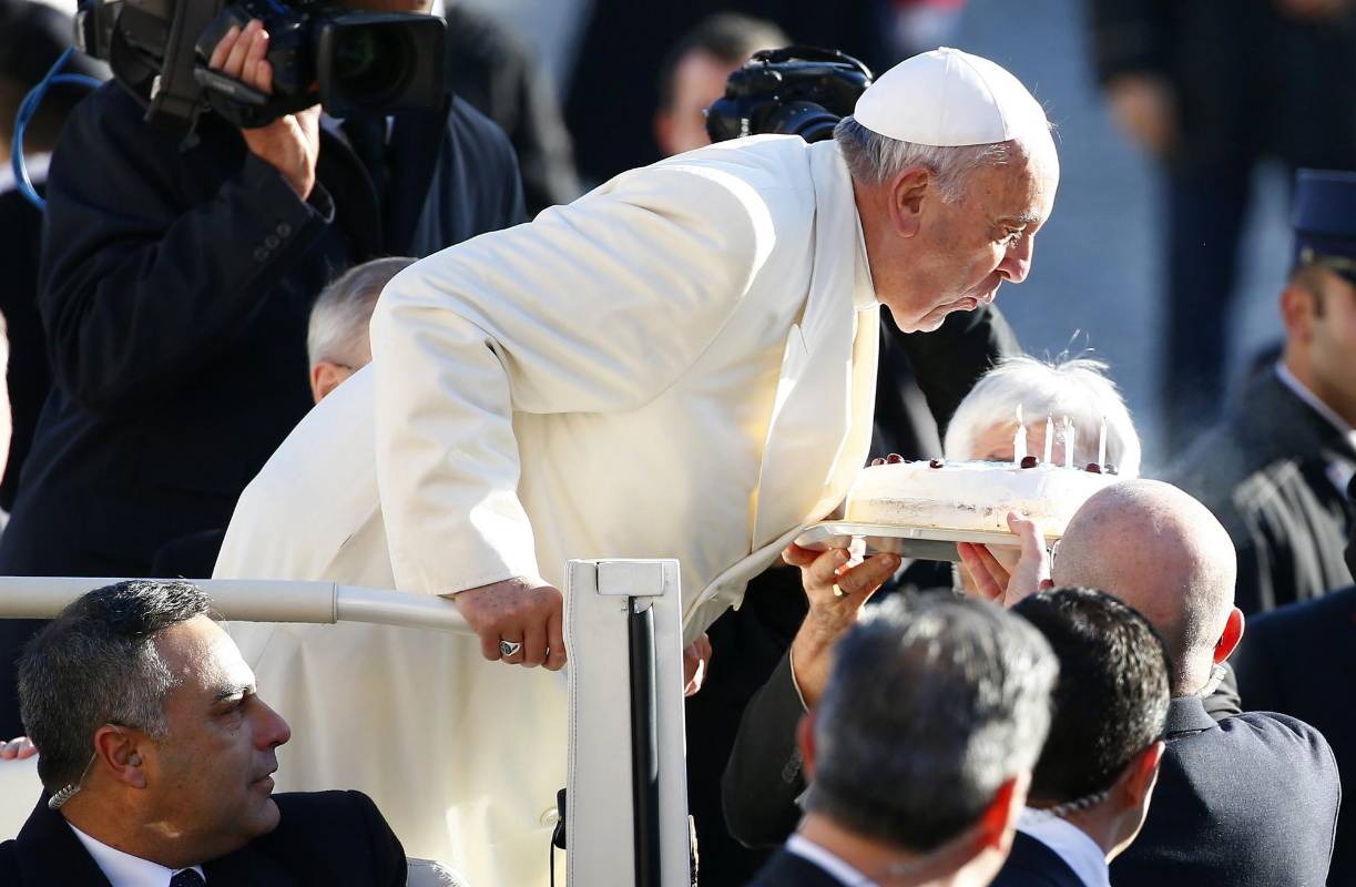 A pesar de que el Vaticano celebra sólo el onomástico de los pontífices, Francisco tuvo su tarta y sopló las velas. FOTO REUTERS