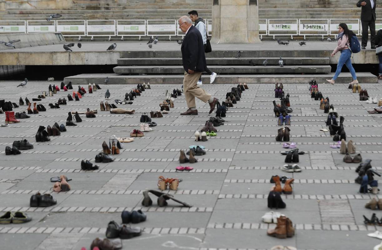 Decenas de pares de zapatos fueron usados en un montaje artístico de ciudadanos venezolanos. FOTO EFE