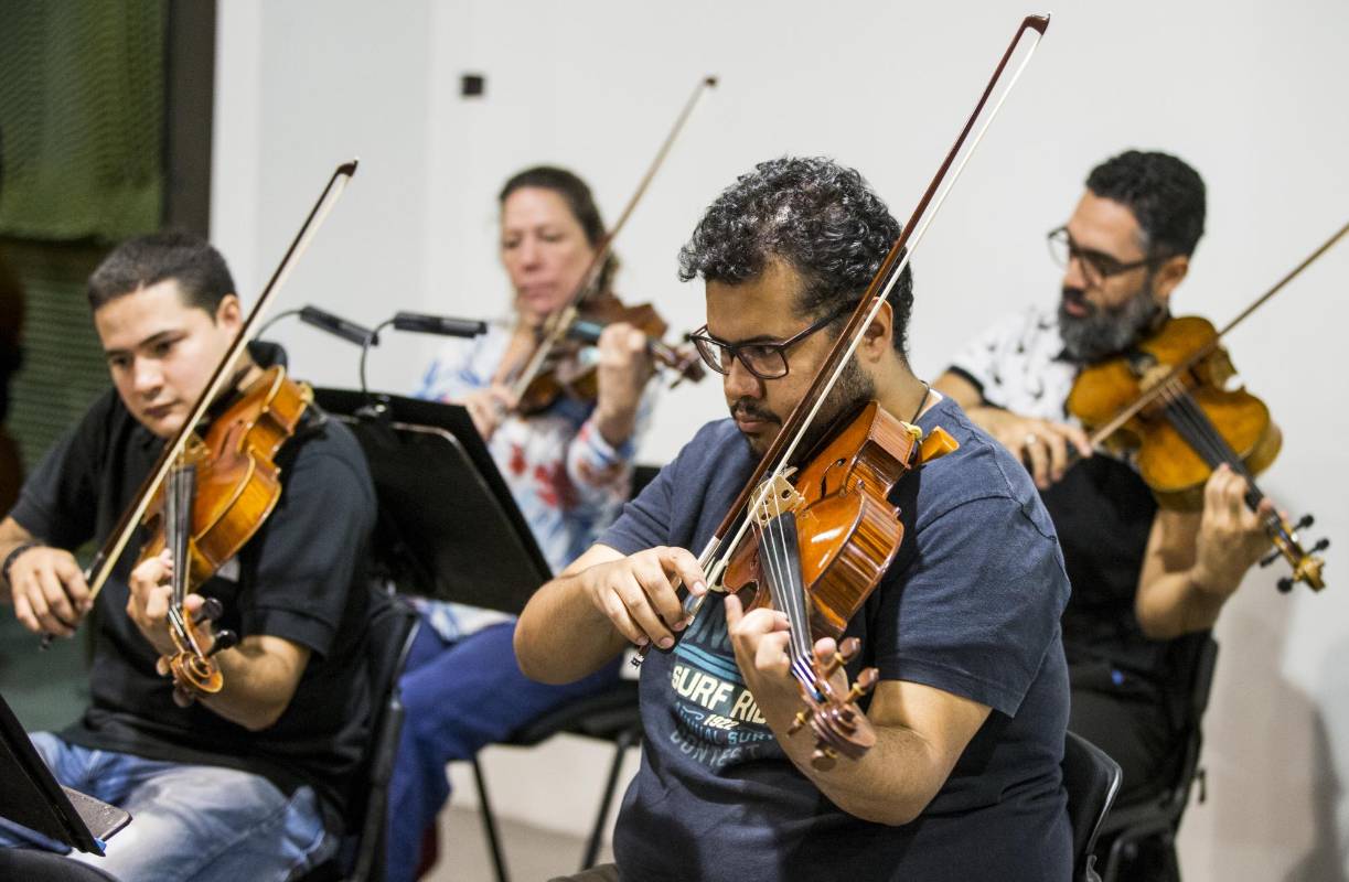 Ensayo de la filarmónica en el centro comercial Oviedo, en Medellín. FOTO JAIME PÉREZ. 