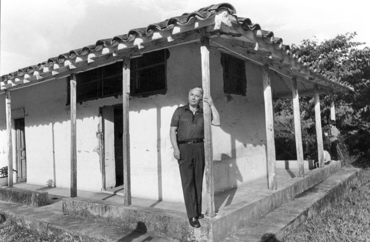 Aunque gobernó desde la Casa de Nariño en Bogotá, nunca dejó de recorrer el país junto a la población, sus viajes por tierra fueron incontables antes y durante su mandato. Foto: Archivo El Colombiano