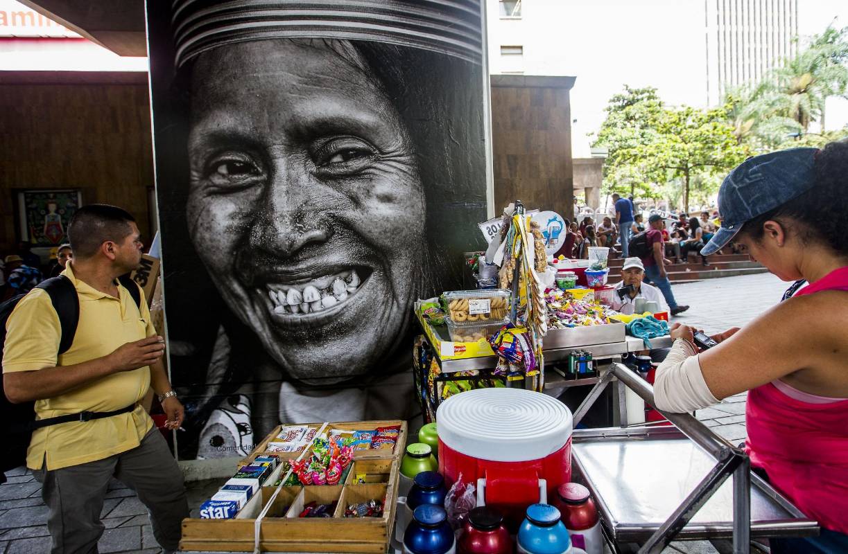 La obra Identidades está compuesta por 32 retratos en blanco y negro de gran formato, que están ubicados en los bajos de la estación Parque Berrío del Metro de Medellín. Foto: Julio César Herrera