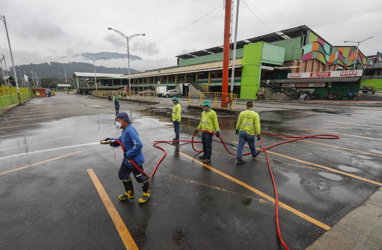 Jornada de aseo y desinfección se realizan en la central de abastecimiento de alimentos para cumplir con los protocolos de sanidad que permitan su reapertura. Foto: Manuel Saldarriaga quintero