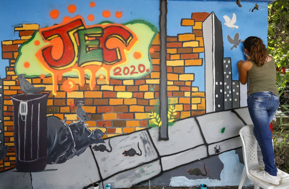 23 artistas urbanos tomaron sus aerosoles y brochas para darle color a la avenida Guayabal en el festival de grafiti de Comfenalco, Medellín. La temática de este año fue aquellos animales indeseados por ciertas personas que los consideran como “plagas” pero que son importantes para el ecosistema. Foto: Manuel Saldarriaga Quintero.
