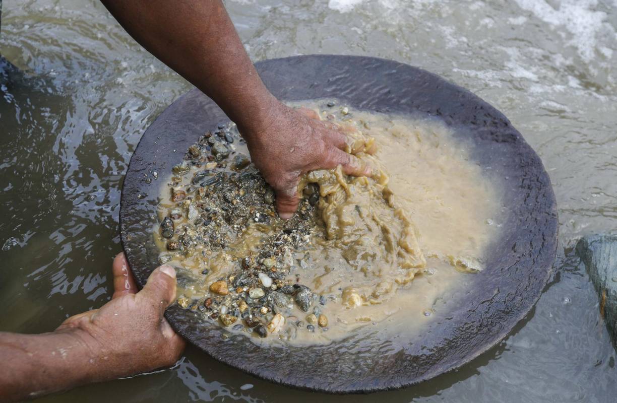 A orillas del río Medellín, en el municipio de Barbosa, algunas personas extraen de forma artesanal el mineral que les da el sustento para ellos y sus familias en esta época de crisis económica por el Covid - 19. Foto: Manuel Saldarriaga Quintero.