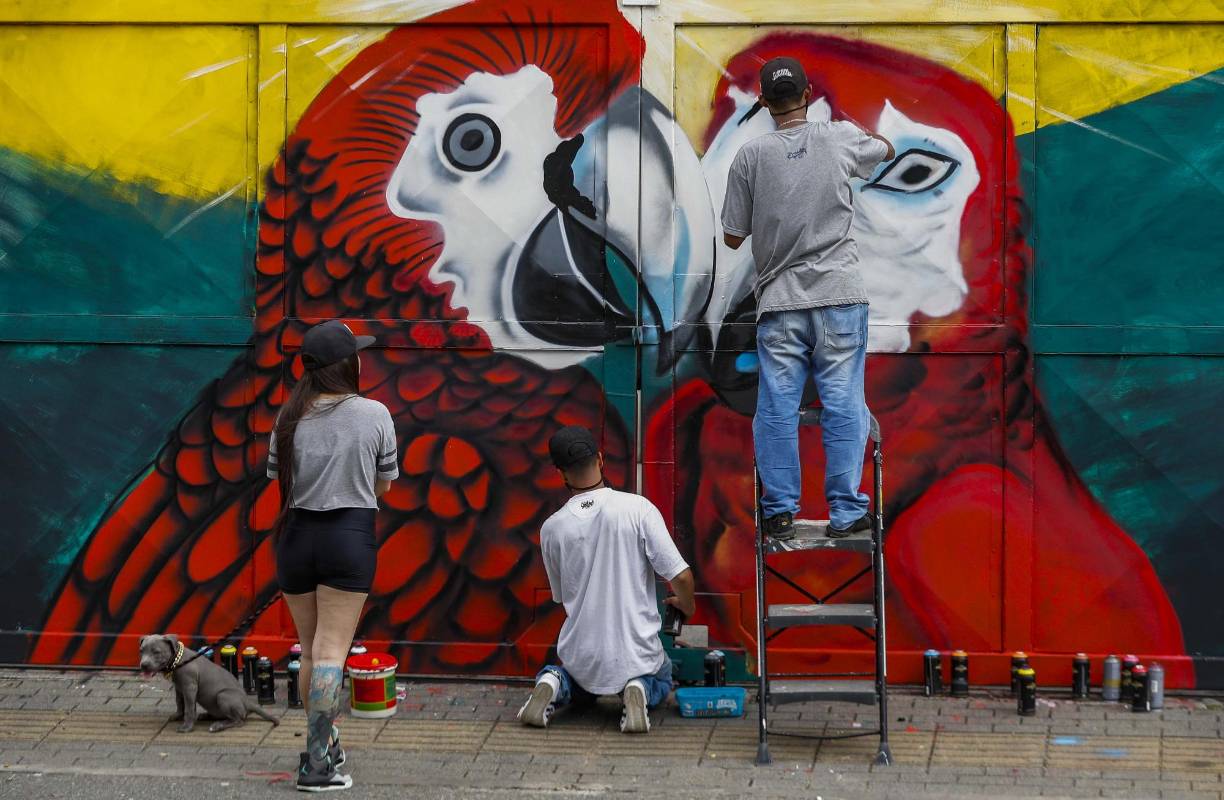 La corporación de jóvenes el Arte es la solución, buscan enviar un mensaje con sus pinturas urbanas de paisajes que contribuyan a la armonía de todos los habitantes del área metropolitana. Foto: Manuel Saldarriaga Quintero.