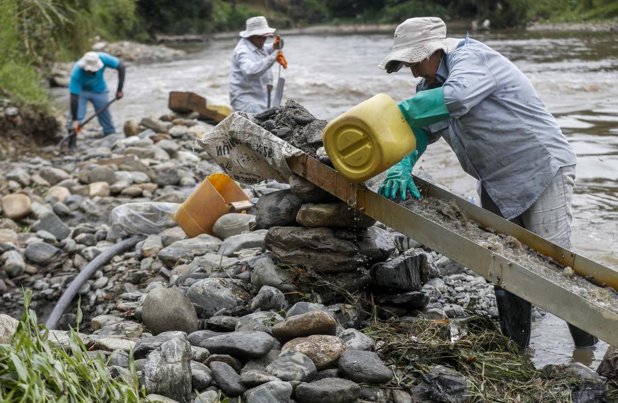 A orillas del río Medellín, en el municipio de Barbosa, algunas personas extraen de forma artesanal el mineral que les da el sustento para ellos y sus familias en esta época de crisis económica por el Covid - 19. Foto: Manuel Saldarriaga Quintero.