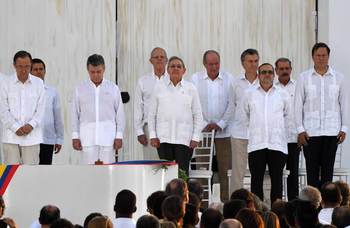 En el acto central de la firma de los acuerdos entre el Gobierno y las Farc hubo un minuto de silencio para recordar las víctimas de más de 52 años de conflicto. FOTO AFP