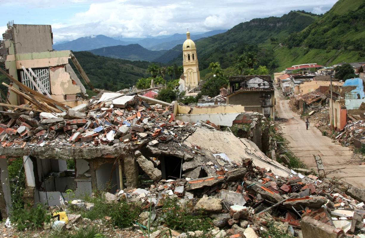 Del antiguo Gramalote aun la iglesia conserva la torre y quedó en pie uno de los barrios en el que aún viven familias. FOTO: Juan Antonio Sánchez