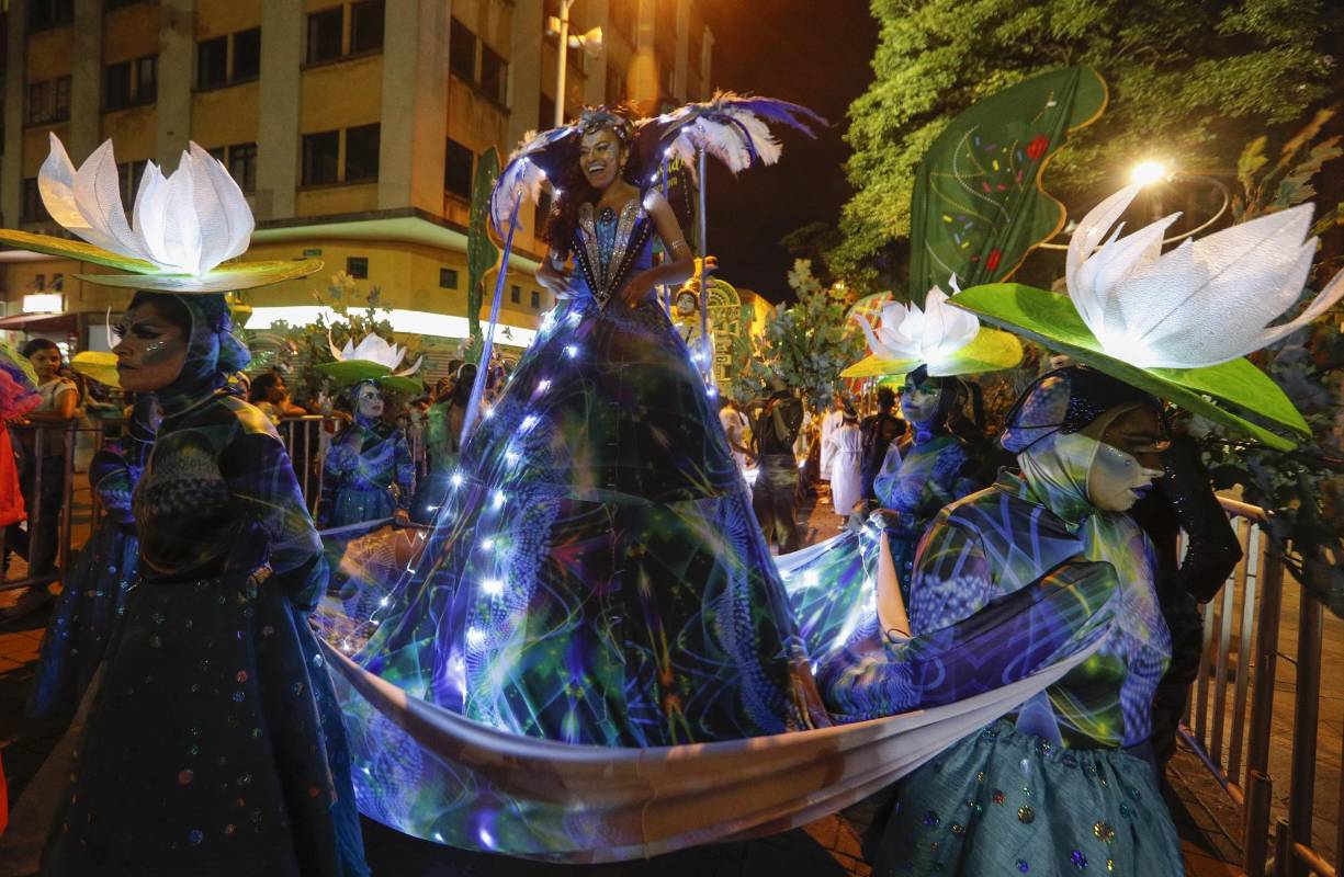 La llorona, el cura sin cabeza, la patasola y otros mitos y leyendas hacen parte del tradicional desfile en la ciudad de Medellín, que es considerado patrimonio cultural inmaterial de Latinoamérica. Foto: Manuel Saldarriaga Quintero