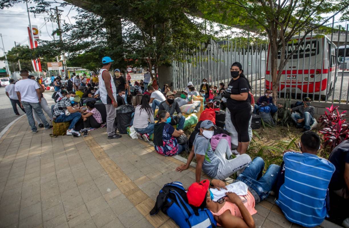 Decenas de venezolanos esperan en la terminal del norte por ayudas para poder regresar a su país FOTO: CAMILO SUÁREZ