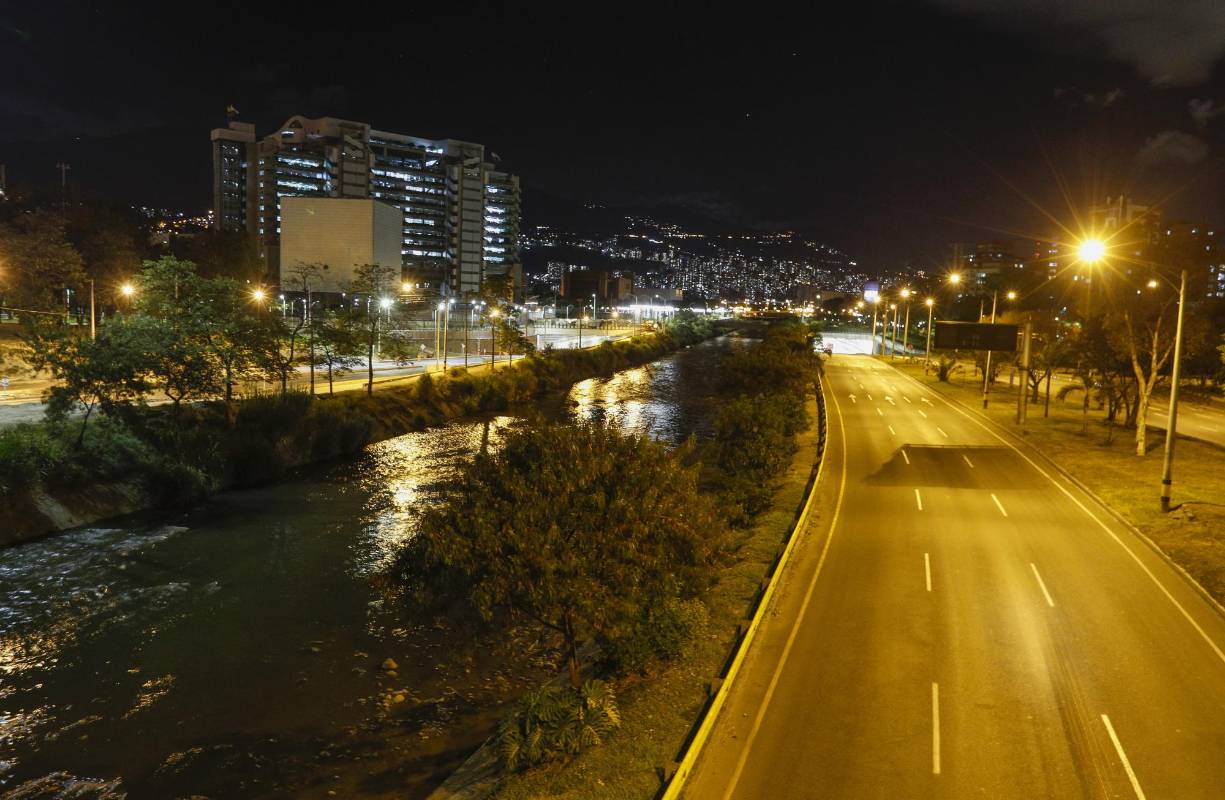 Los 10 Alcaldes del área metropolitana decidieron aplicar ley seca y toque de queda para evitar el contagio del covid-19 en esta época de celebración del día de la madre. Foto: Manuel Saldarriaga Quintero