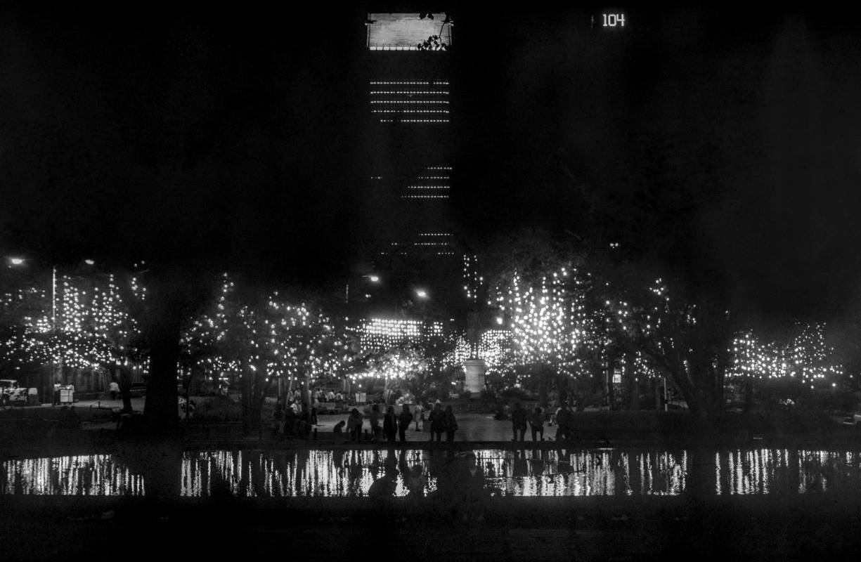 Alumbrado en el parque Bolívar de la cuidad de Medellín en el año 1976. Foto: Archivo El Colombiano