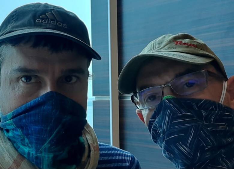 El ingeniero antioqueño Iván Darío Giraldo (de gafas), junto a su pareja Juan Pablo Villegas, aislados y a la espera de ayuda en el crucero Celebrity Eclipse. FOTO: CORTESÍA.