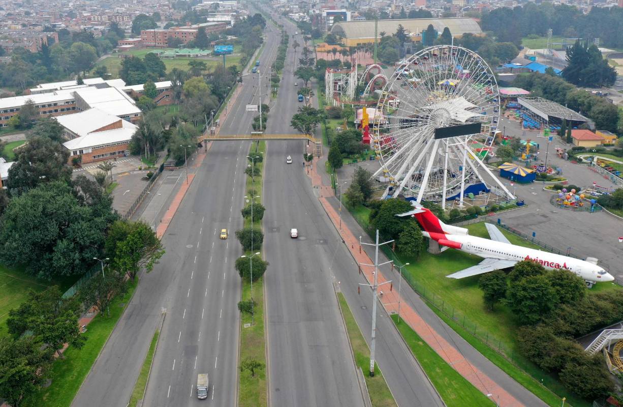 La reducción del tráfico en la avenida Carrera 68, también conocida como Congreso Eucarístico, es casi total. A la derecha, el parque Salitre Mágico. FOTO EFE