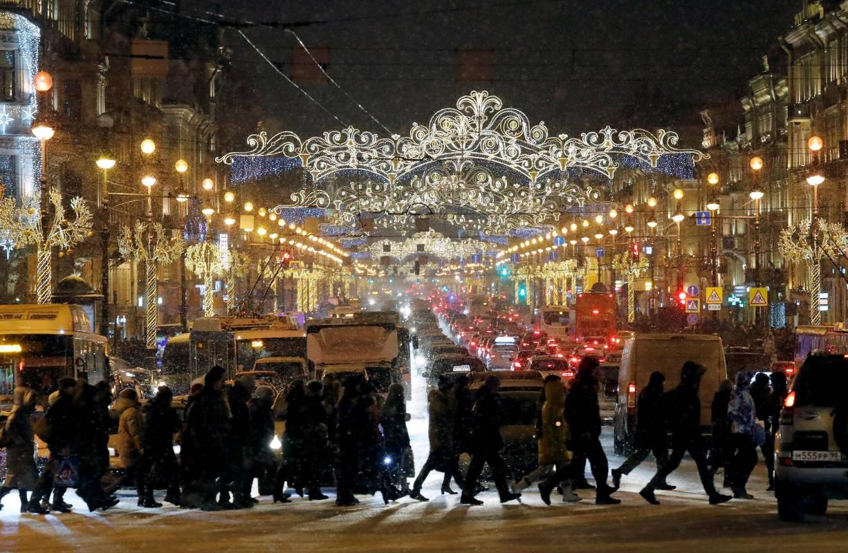 Decoración navideña en la avenida Nevsky, en Sapetersburgo, Rusia. Foto. EFE