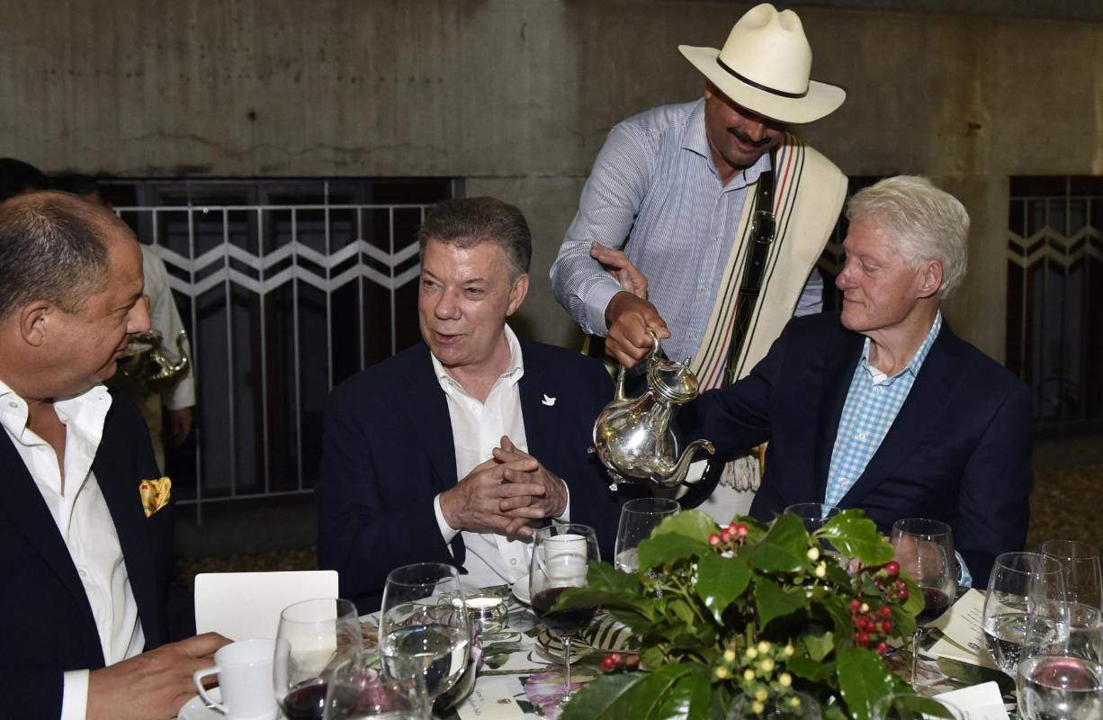 El evento tuvo como invitados especiales al expresidente estadounidense Bill Clinton y al economista Jeffrey Sachs, quienes hablaron sobre desarrollo sostenible, uno de los ejes del Foro Mundial. FOTO EFE