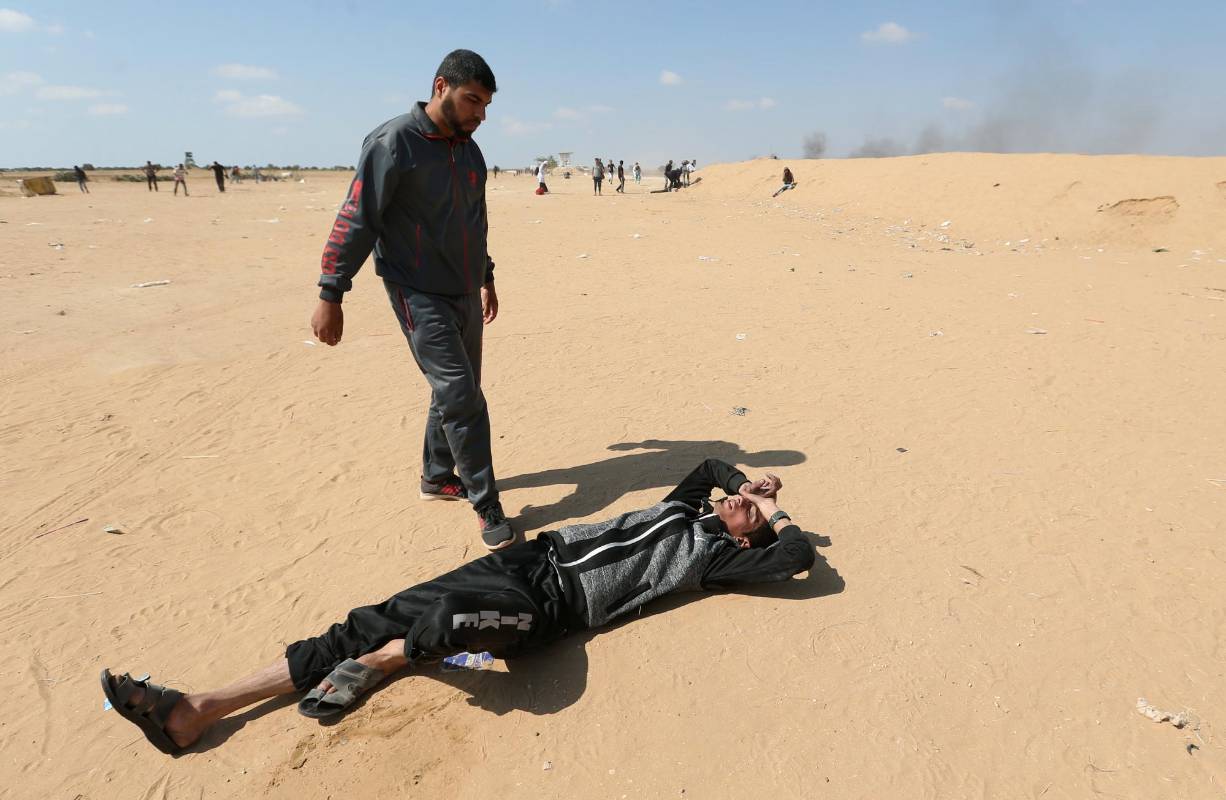 Luego del anuncio de Estados Unidos de abrir una embajada en Jerusalén, cientos de palestinos iniciaron protestas en la franja de Gaza, lo que llevó a una represión con armas letales del ejército israelí que ya deja más de 58 muertos y 2.700 heridos por las balas. Foto: Reuters