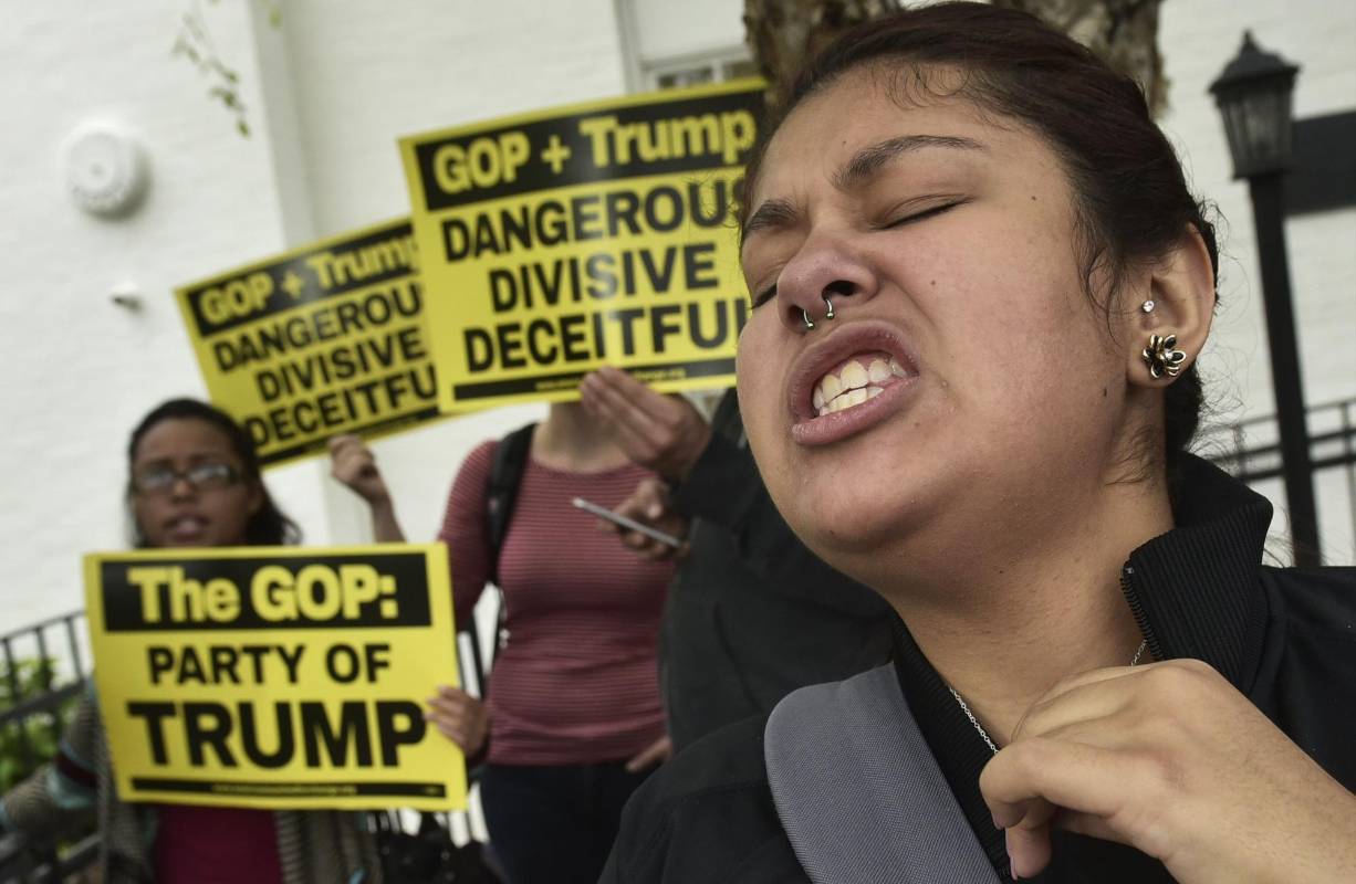 Trump está “dividiendo a la gente. Puedes ver el circo aquí”, dijo el congresista demócrata Joaquín Castro cuando pasaba por el Capitolio. FOTO: AFP