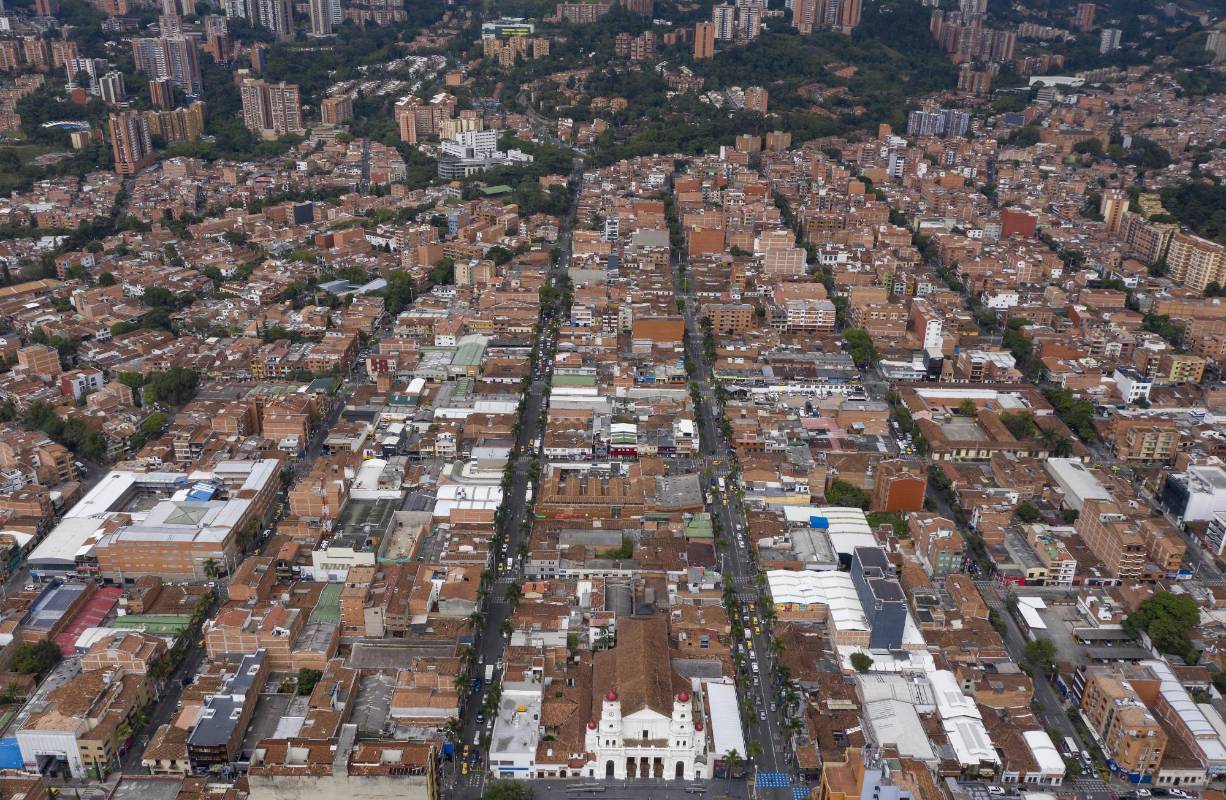 La expansión urbanística en la frontera entre los valles de Aburrá y San Nicolás disparo el costo del predial. El uso residencial del suelo aumentó en 122% en la zona rural de Envigado durante los últimos años. Antes las quejas de la comunidad, la alcaldía municipal de Envigado dispuso mecanismo de revisión. Foto: Manuel Saldarriaga Quintero