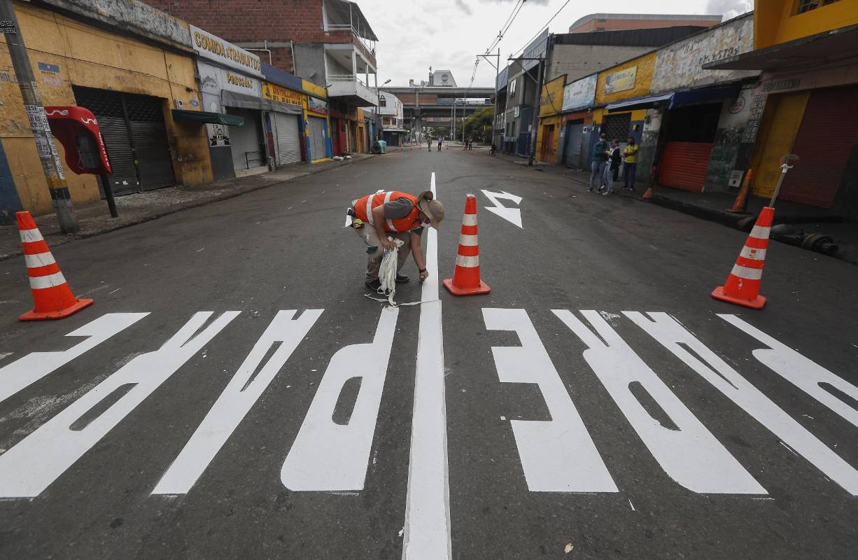 Brigadas de Empresas Varias, Dagrd y otras dependencias oficiales realizan tareas de aseo en el Barrio Corazón de Jesús y la Bayadera. Foto: Manuel Saldarriaga Quintero