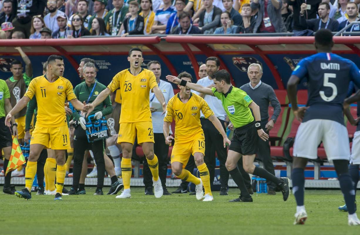 Cuando el partido iba 0-0 el árbitro pidió la revisión de una jugada polémica al VAR, lo que derivó en el cobro de un penalti que representaría el primer gol de Francia, que terminaría ganando el encuentro por 2-1. Foto: Juan Antonio Sánchez, enviado especial